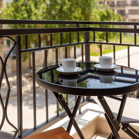 Inter Apartment *